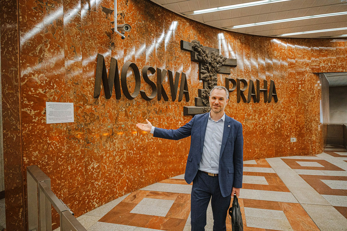 Барельеф «Москва-Прага» на станции Anděl дополнили табличкой о советской оккупации
