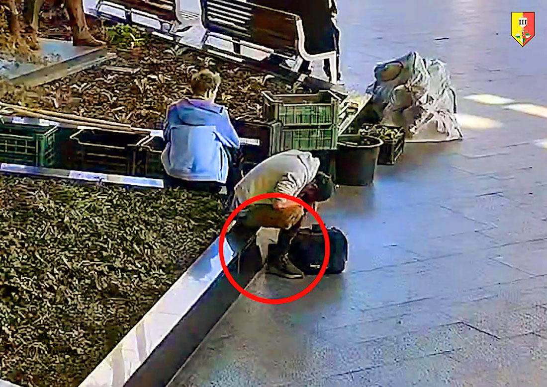 В Праге неизвестный украл телефон у заснувшего мужчины: видео