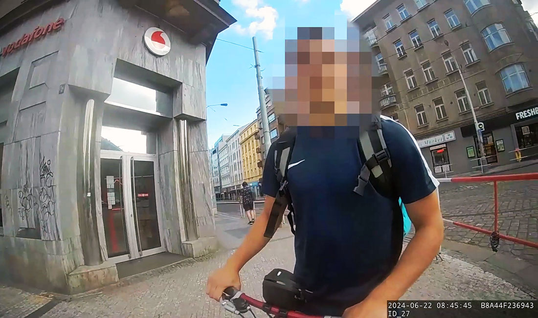 Полиция устроила массовую проверку велосипедистов в Праге: видео