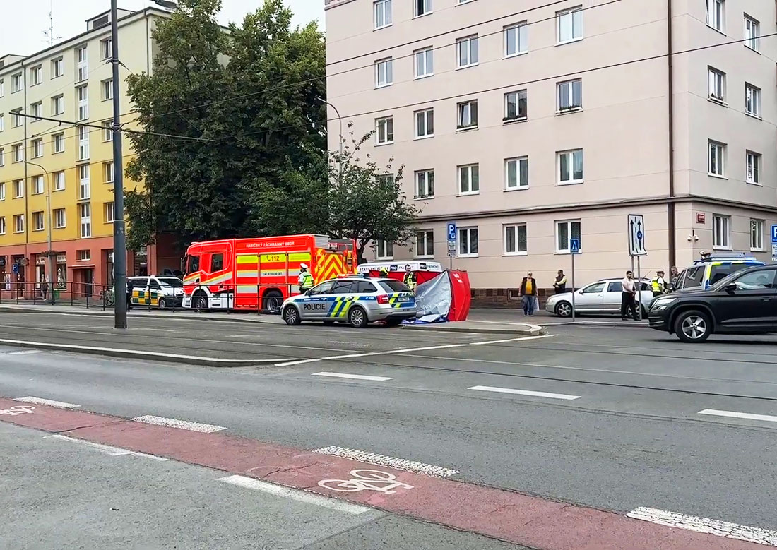 В Праге грузовик насмерть сбил пешехода на «зебре»