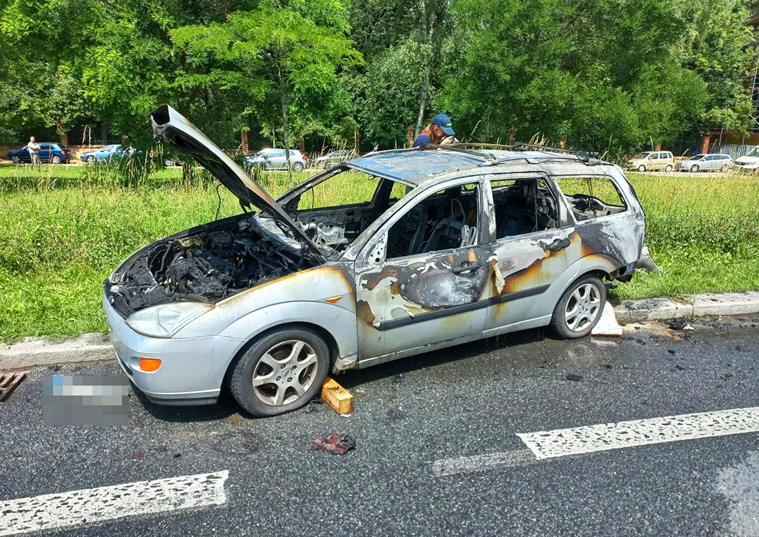 В Праге полицейский защитил водителей, рискуя жизнью и служебным авто: видео
