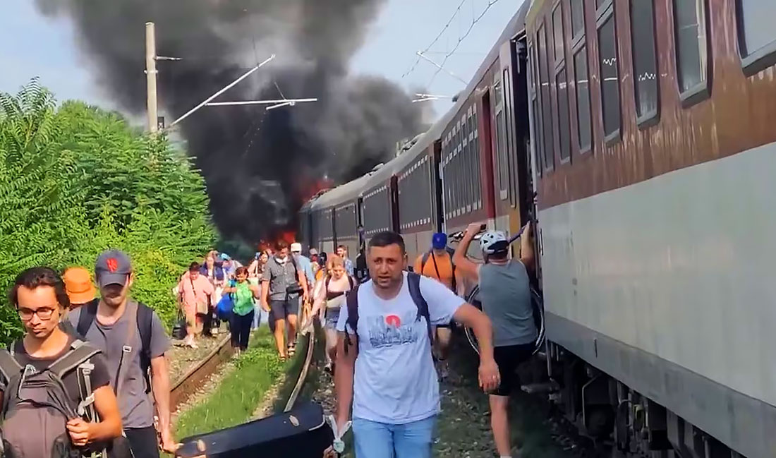 Ехавший из Праги в Будапешт поезд столкнулся с автобусом в Словакии. Есть погибшие