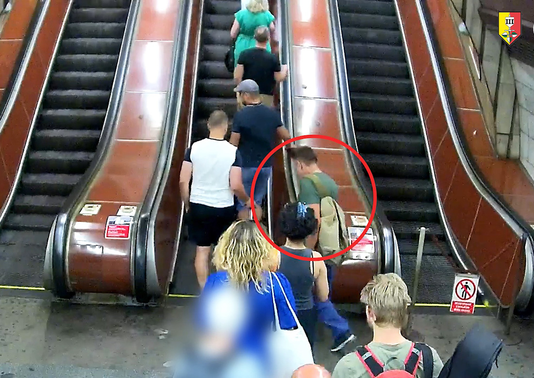 Пенсионерка едва не погибла в метро Праги из-за пьяного пассажира: видео
