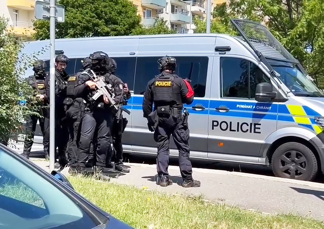 В Праге полицию подняли по тревоге из-за неизвестного, расстрелявшего уличные часы