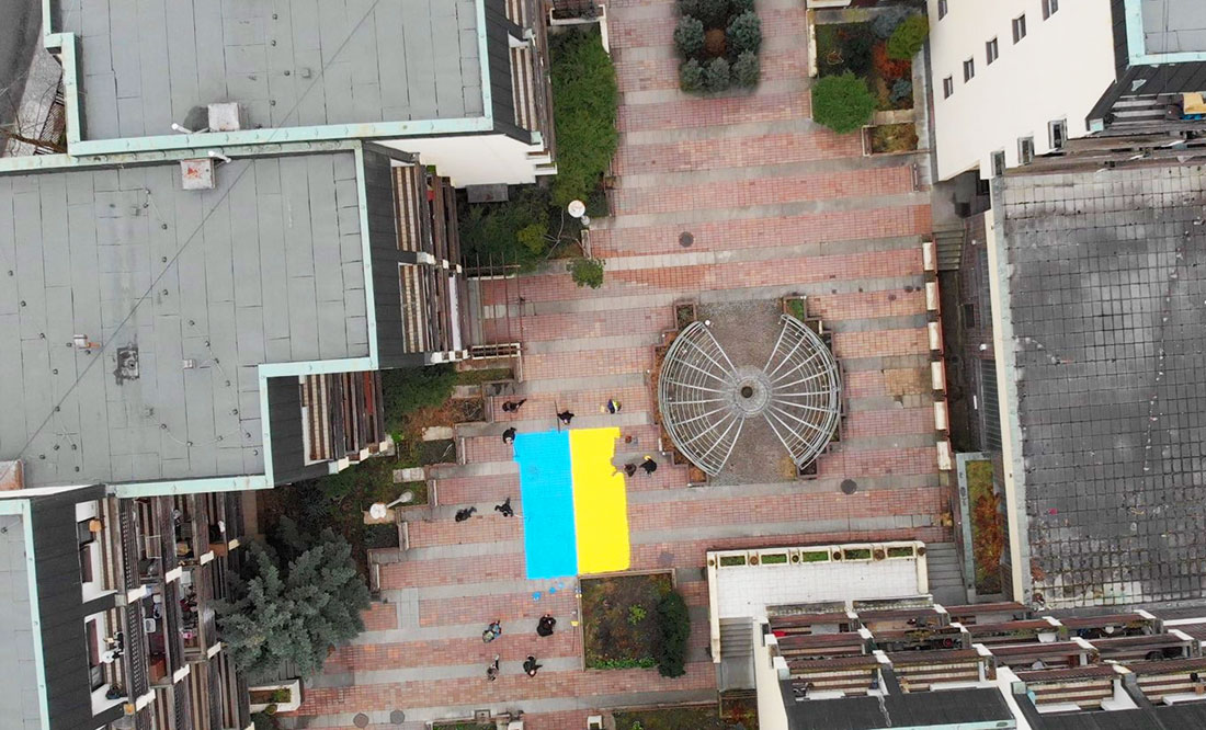 Активистам грозит тюрьма за флаг Украины, нарисованный под окнами россиян в Праге