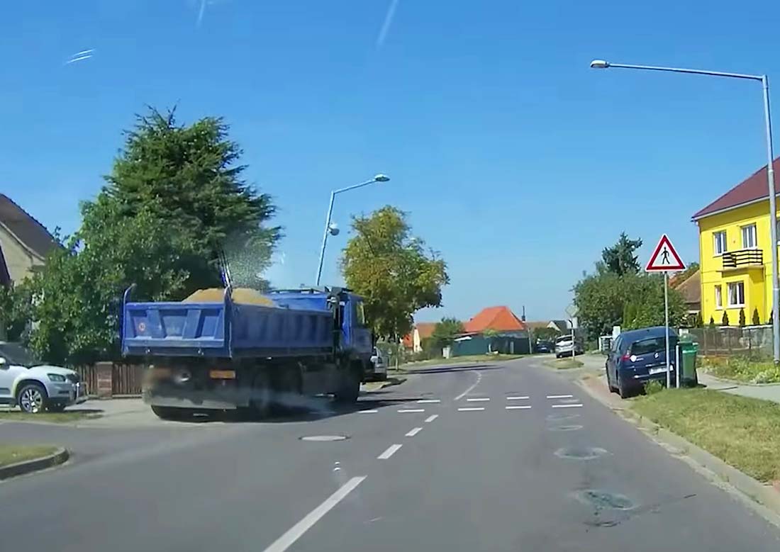 В Чехии водитель самосвала потерял сознание от укуса пчелы и въехал в дом: напряженное видео