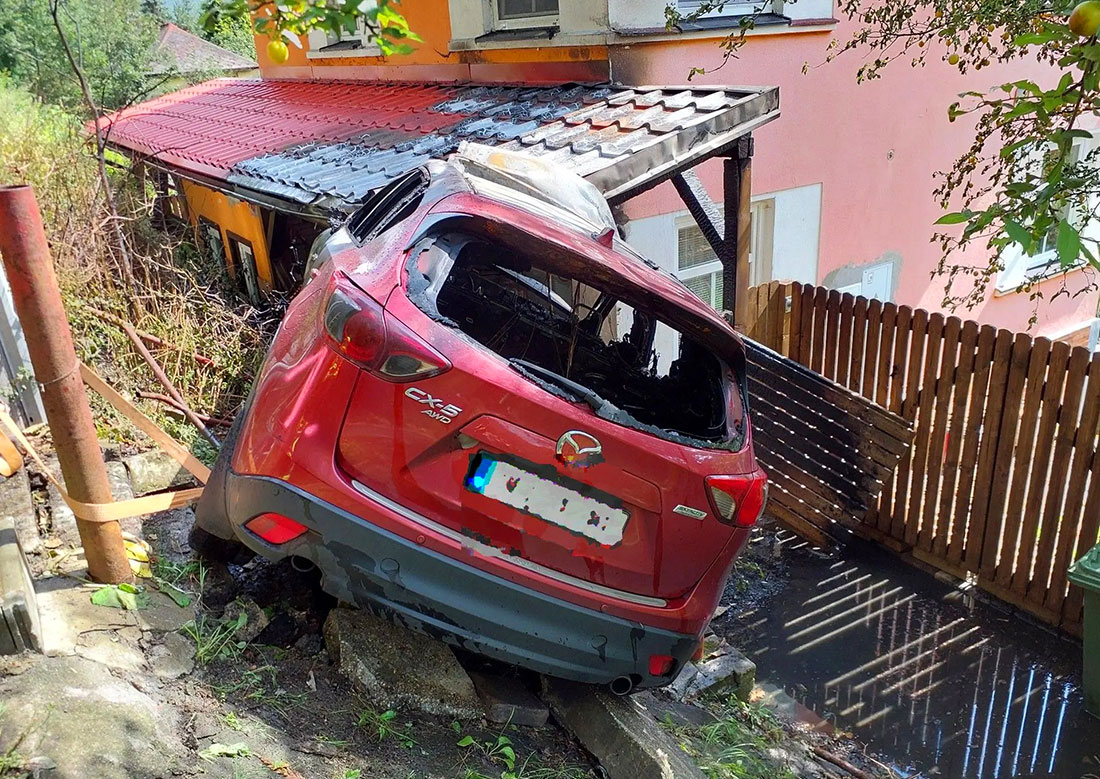 В Чехии автомобиль въехал в частный дом и загорелся