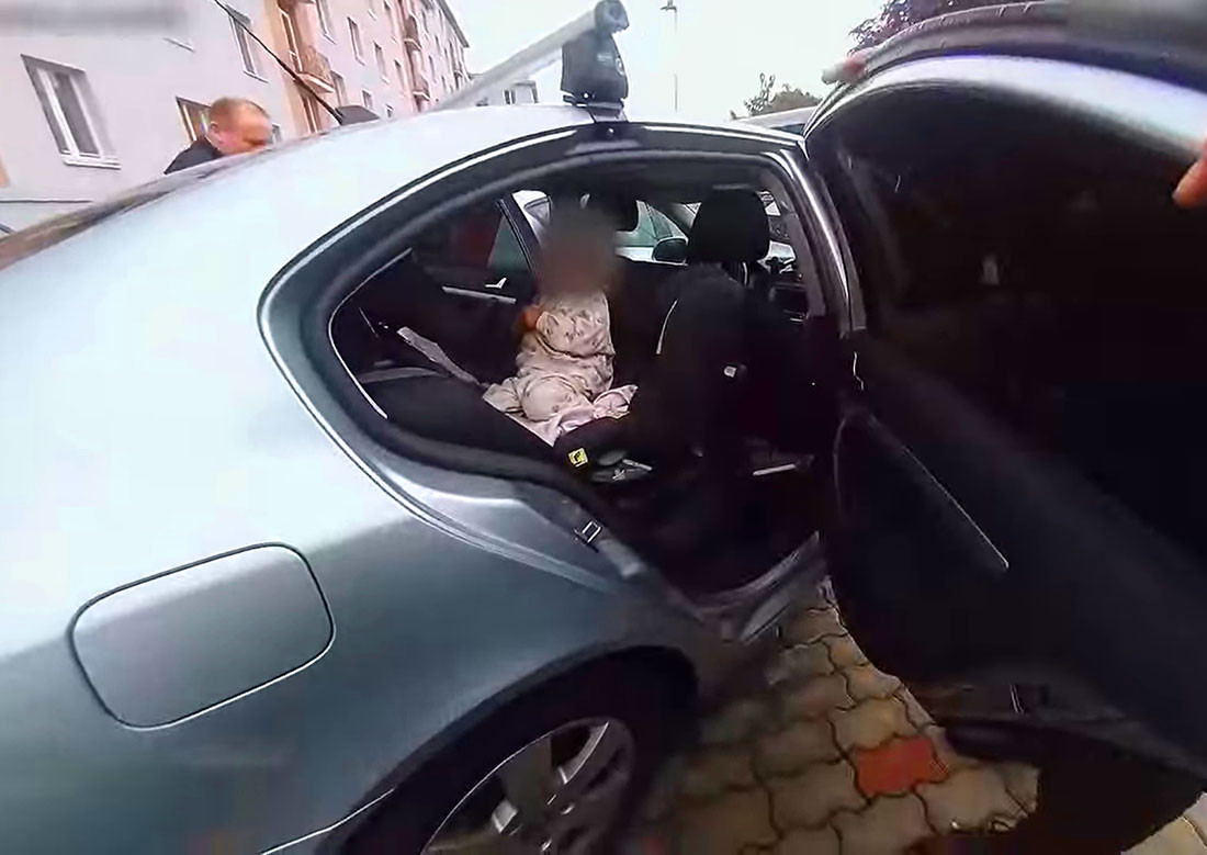 В Чехии полицейские деликатно достали ребенка из запертого авто: видео