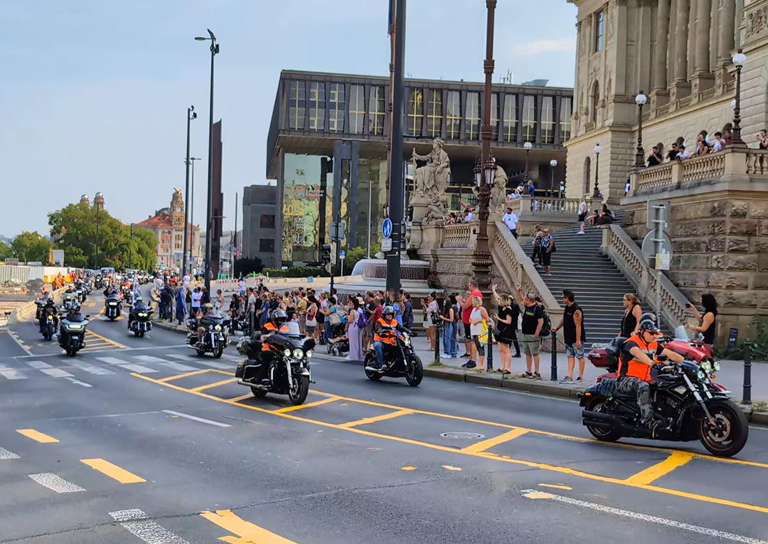 По улицам Праги проехали 800 мотоциклов Harley-Davidson: видео