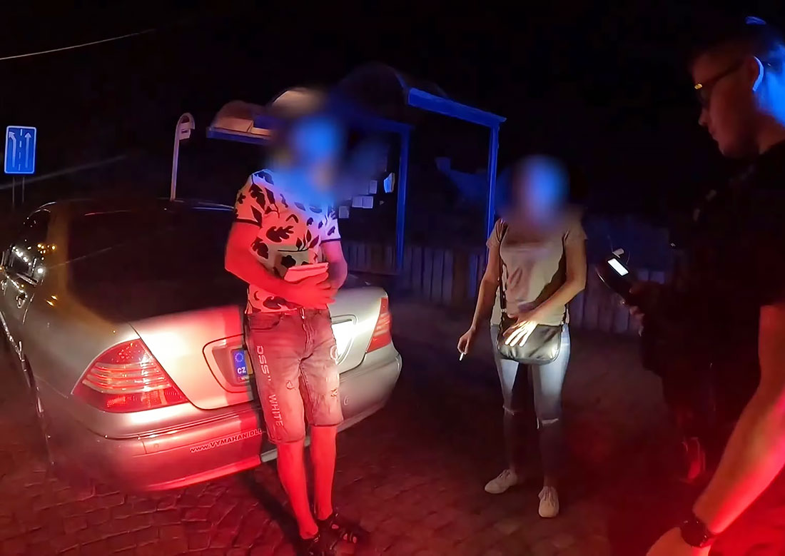 В Чехии пьяные иностранцы пытались подкупить полицейских: видео