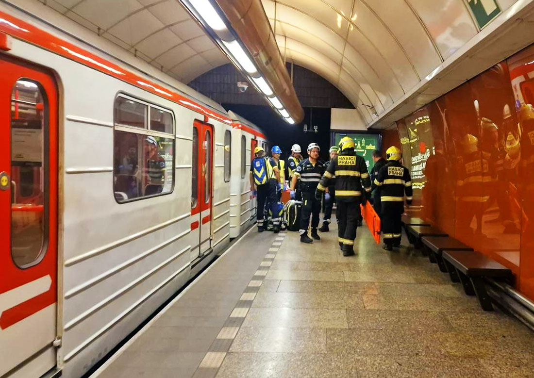 Падение незрячего на рельсы в метро Праги было случайным. Полиция показала видео