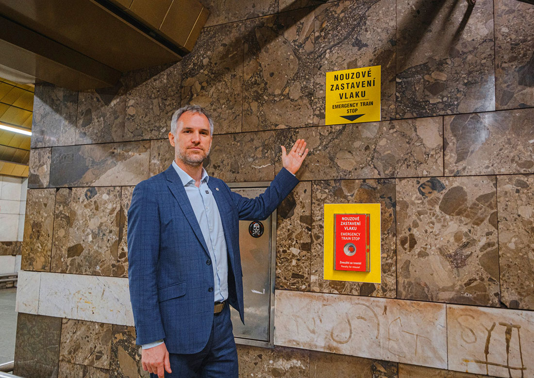 Кнопки экстренного торможения поезда в метро Праги сделают более заметными