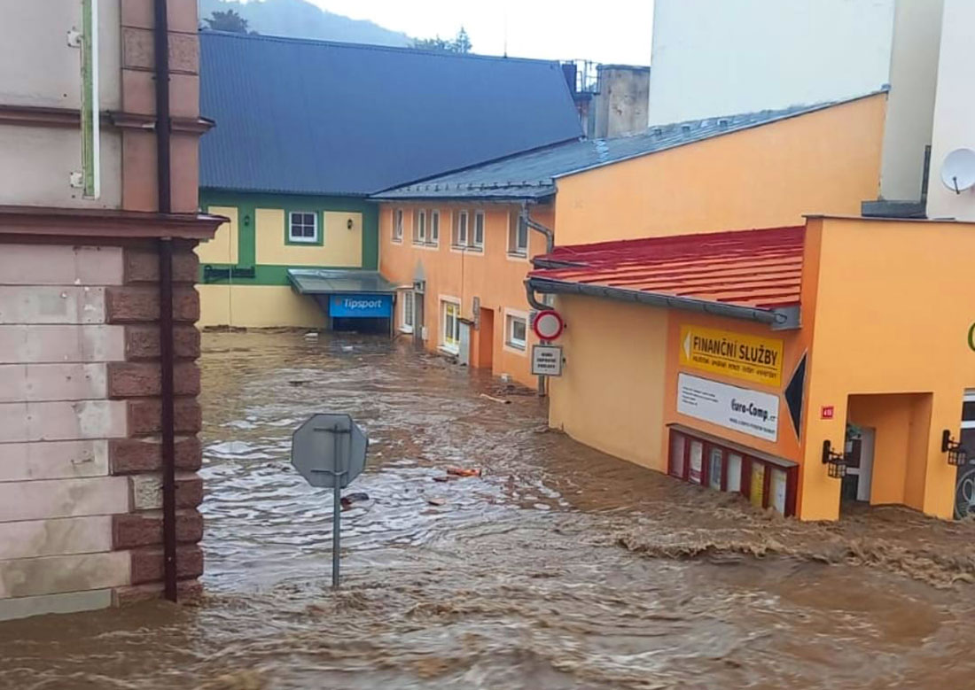 Наводнение в Чехии усилилось: затоплены города, перелилось водохранилище, жителей эвакуируют