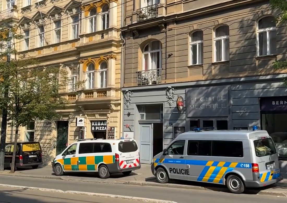 Женщина погибла в центре Праги после падения из окна квартиры