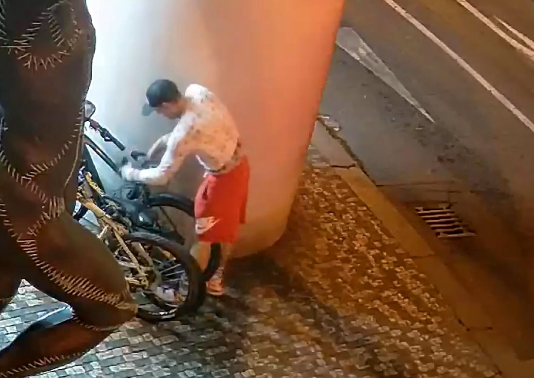 Кража велосипедов в центре Праги попала на видео