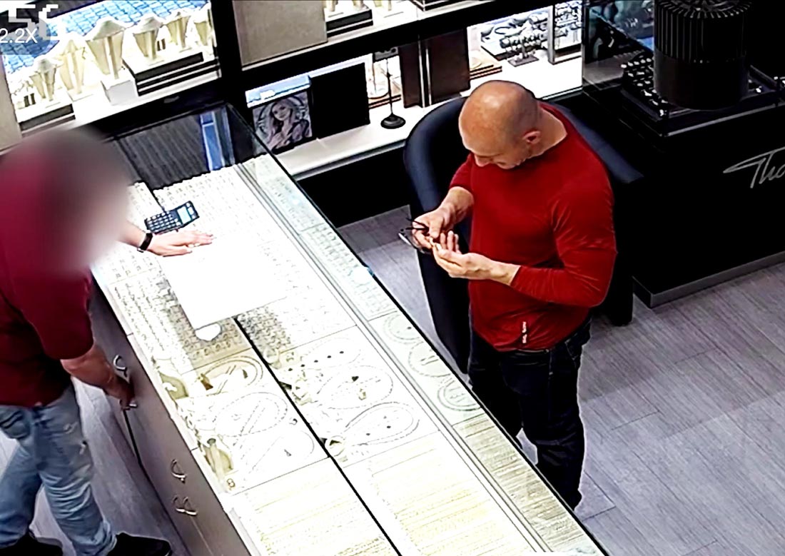 В Праге «покупатель» убежал из ювелирного магазина с кольцом: видео