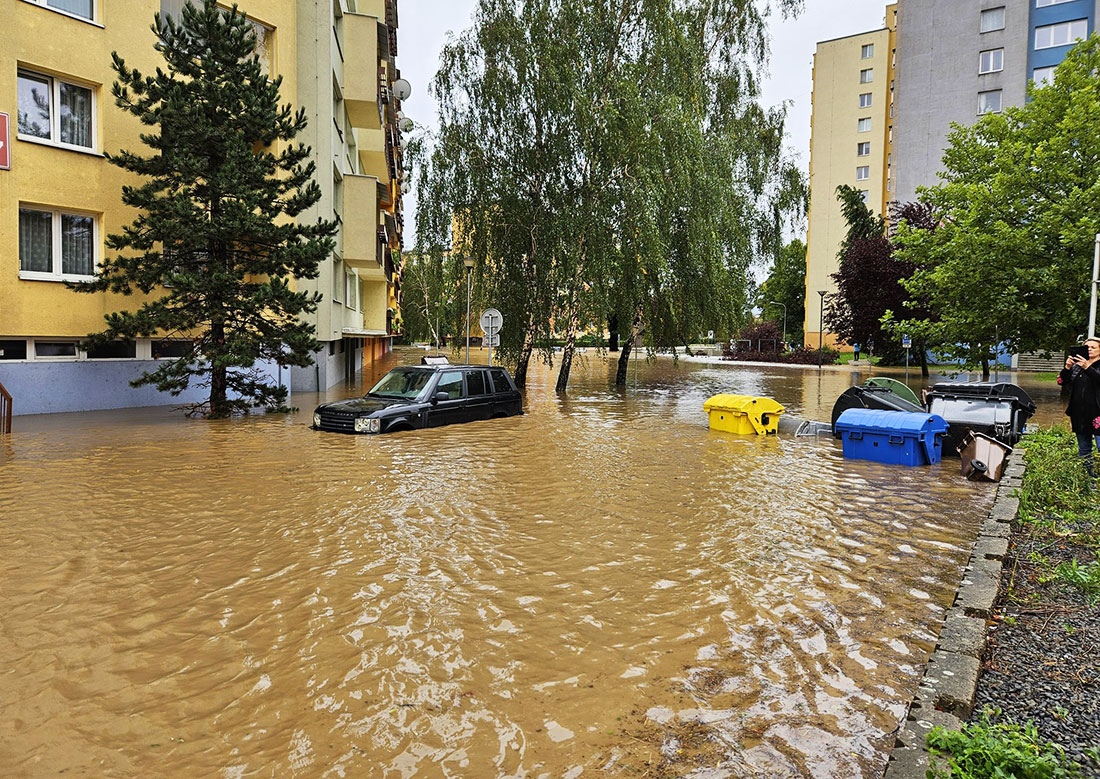 В Опаве река затопила спальный район. Пожарные на лодках спасают людей