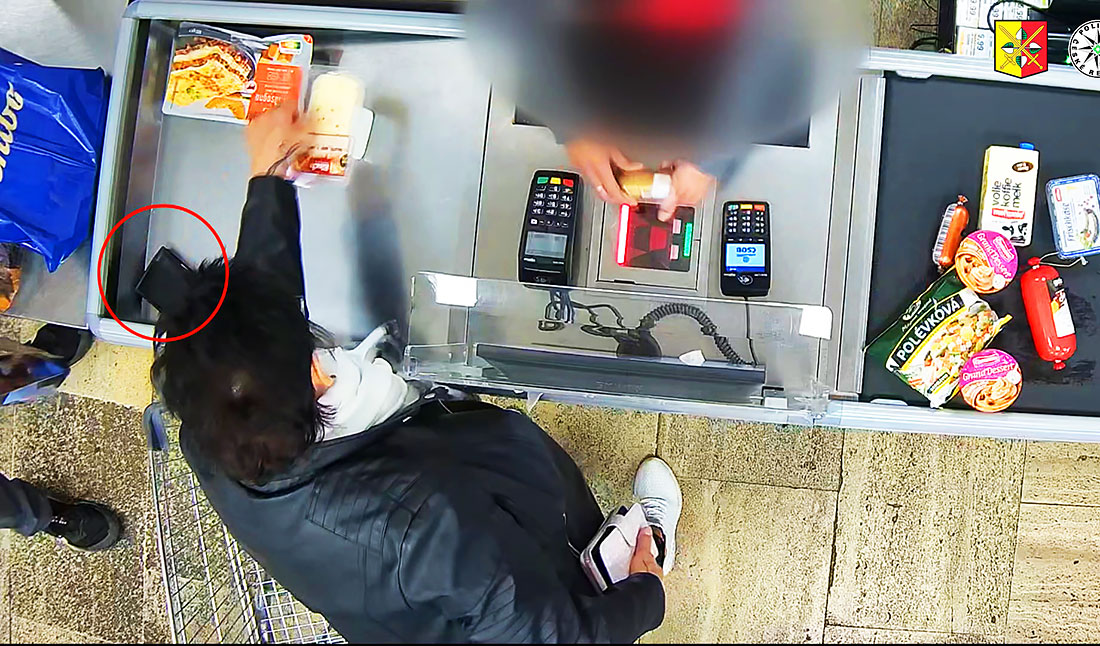 В Праге женщина цинично присвоила чужой бумажник в супермаркете: видео