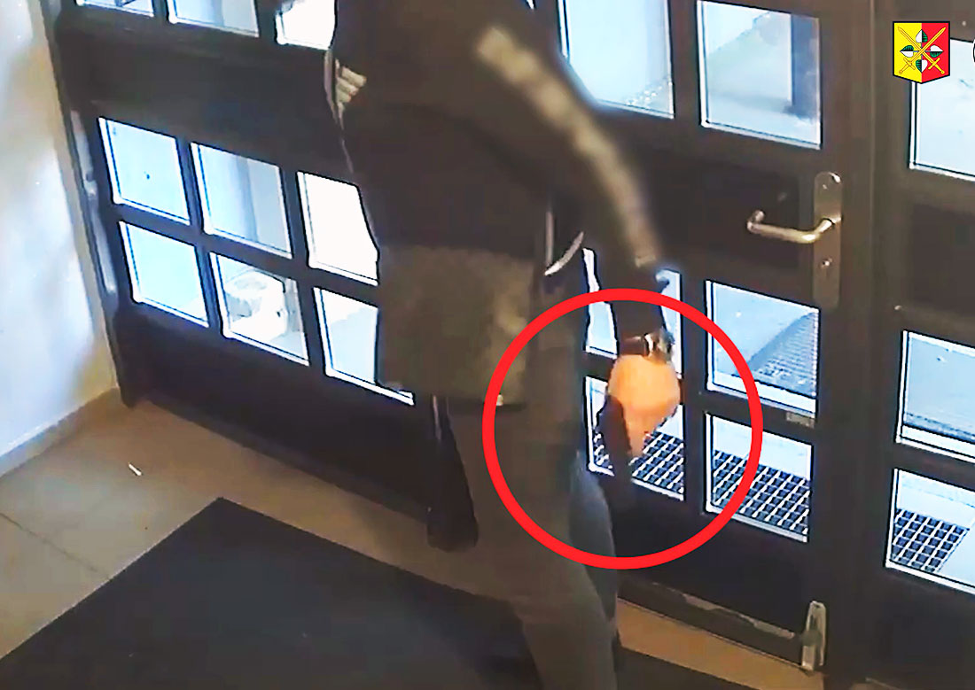В Праге иностранец угрожал жильцам дома боевым пистолетом: видео