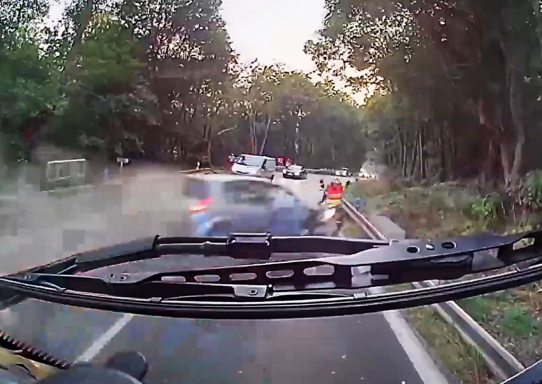 В Чехии пожарные чудом увернулись от безумного водителя: видео