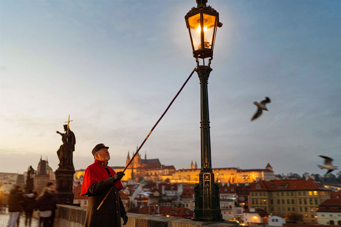 Красивая традиция: фонарщик вернется на Карлов мост Праги