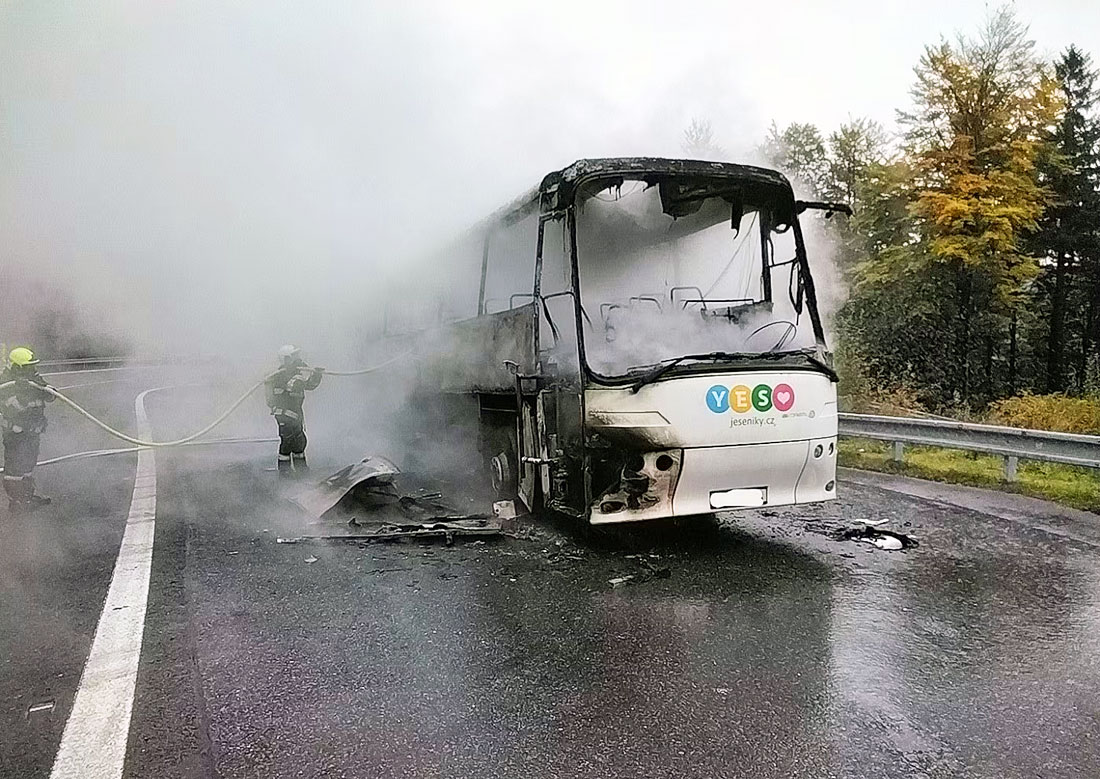 В Чехии во время движения загорелся автобус