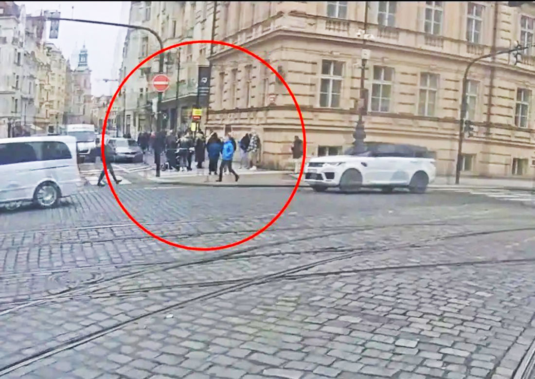 В центре Праги прохожий вытащил чужого младенца из коляски: видео