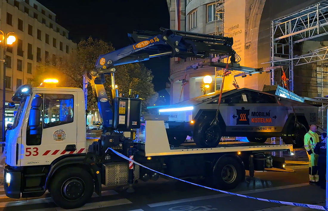 В центре Праги эвакуатор вез Cybertruck и задел Пороховые ворота