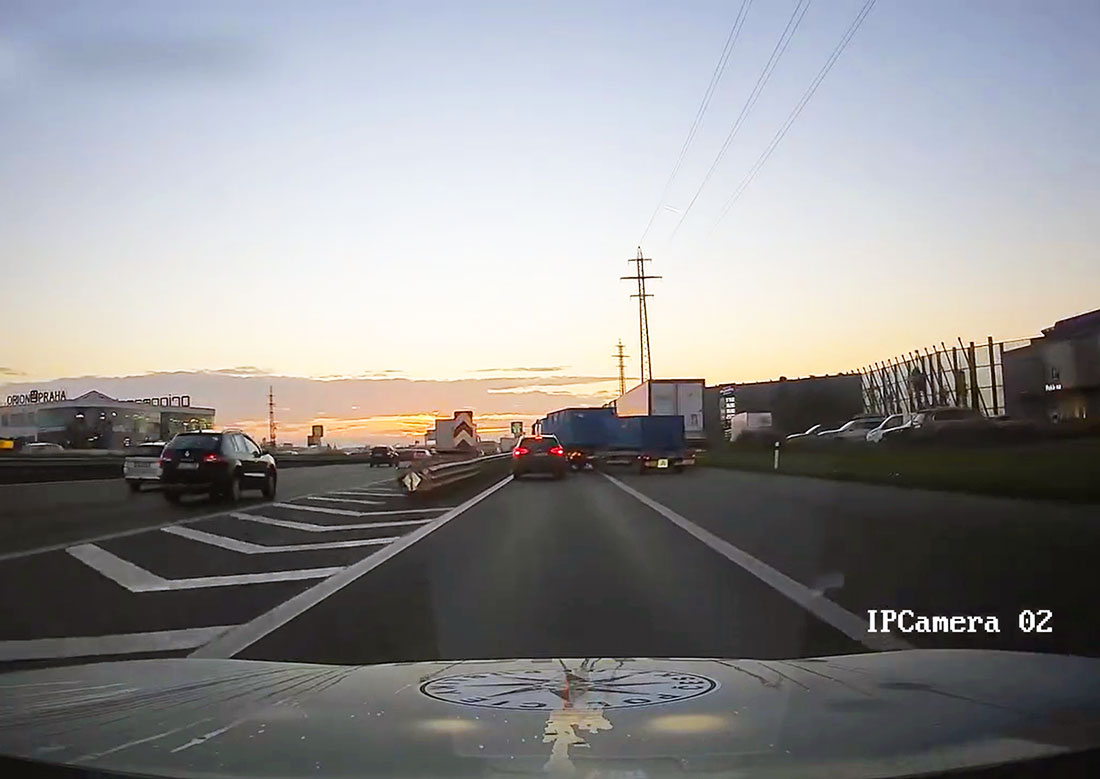 Под Прагой водителя настигло мгновенное правосудие: видео