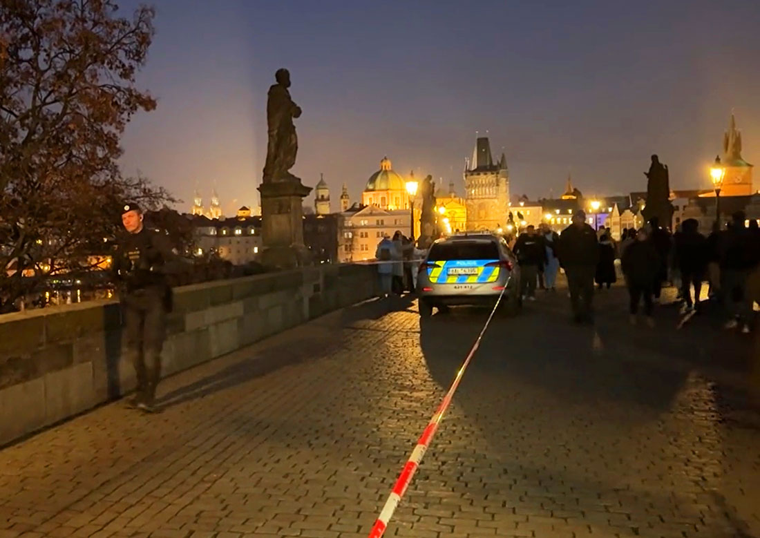 Иностранец разбился насмерть, спрыгнув с Карлова моста в центре Праги