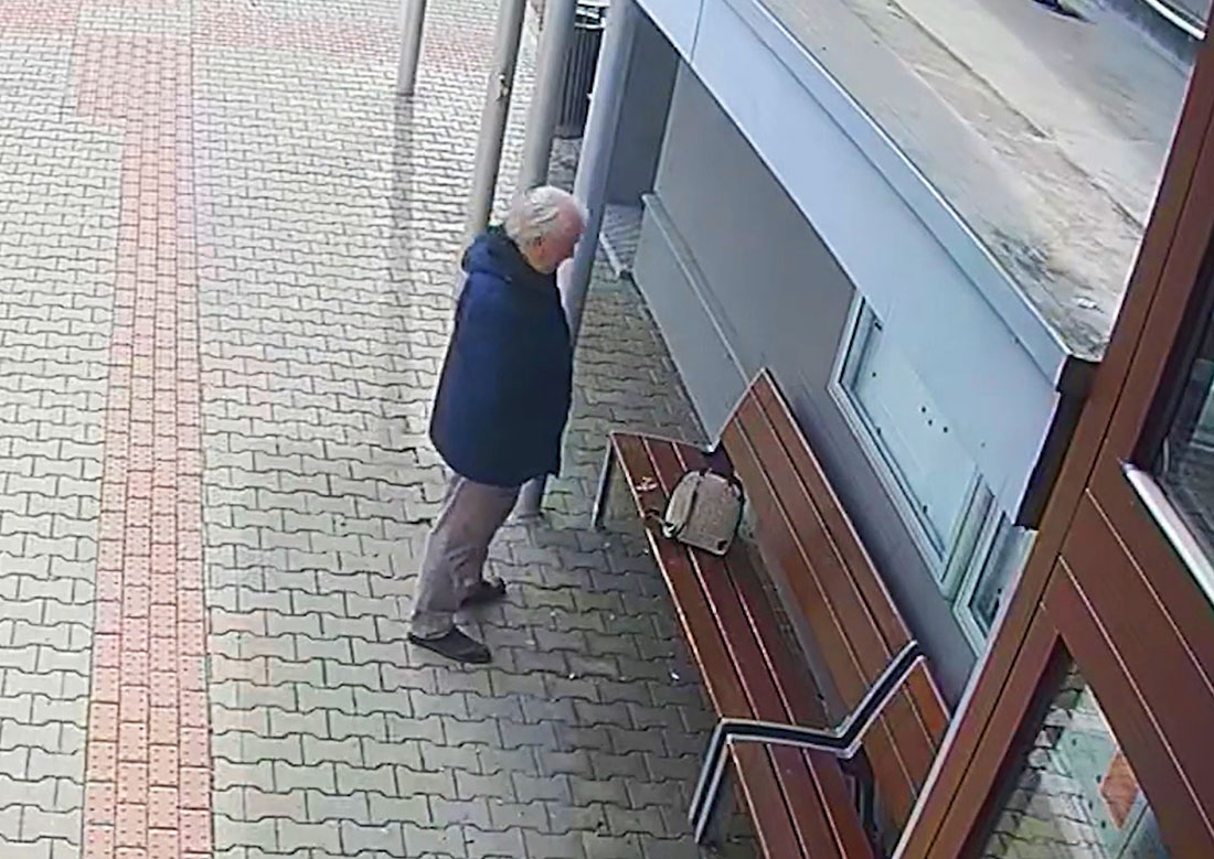 В Праге пенсионер обворовал женщину у кабинета детского врача: видео