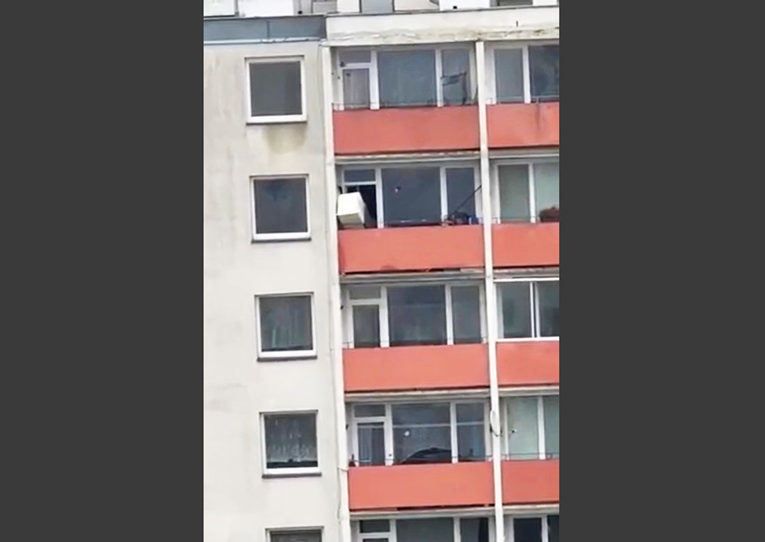 В Чехии жилец выбросил холодильник с балкона 11 этажа: видео