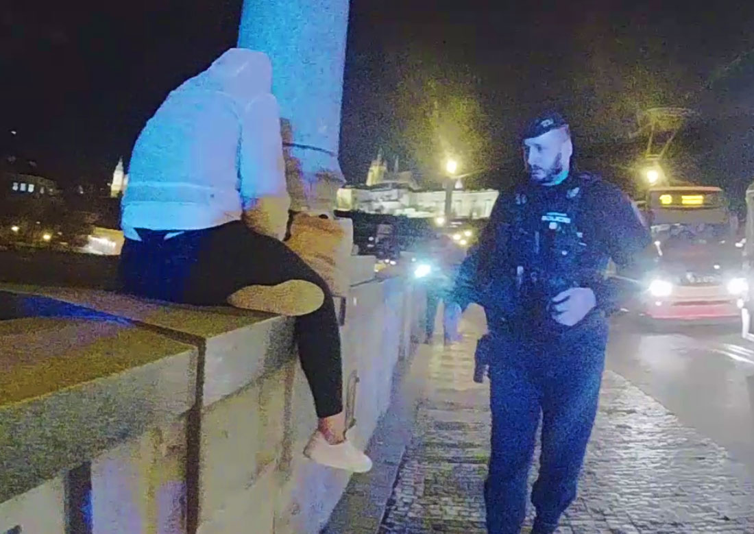 В Праге полицейские отговорили от самоубийства женщину с непростой судьбой