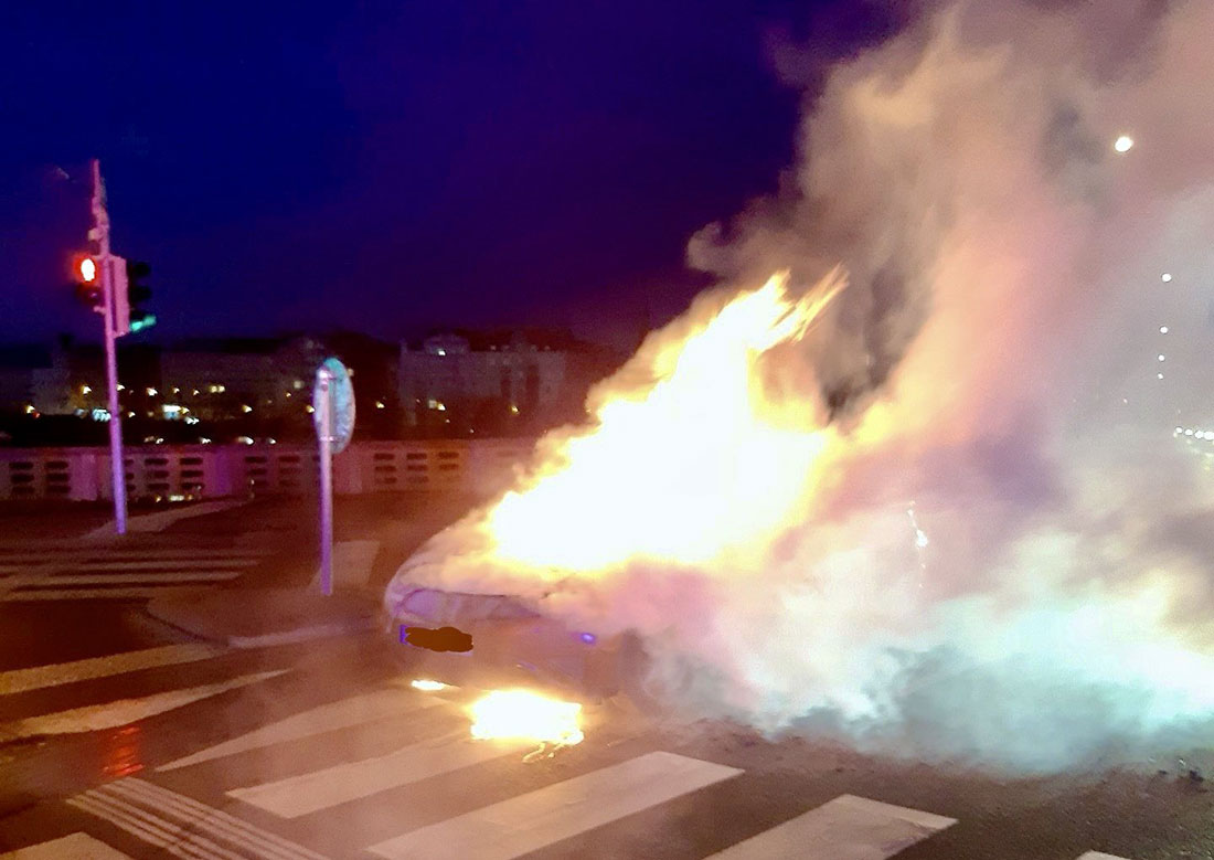 В центре Праги во время движения загорелся автомобиль