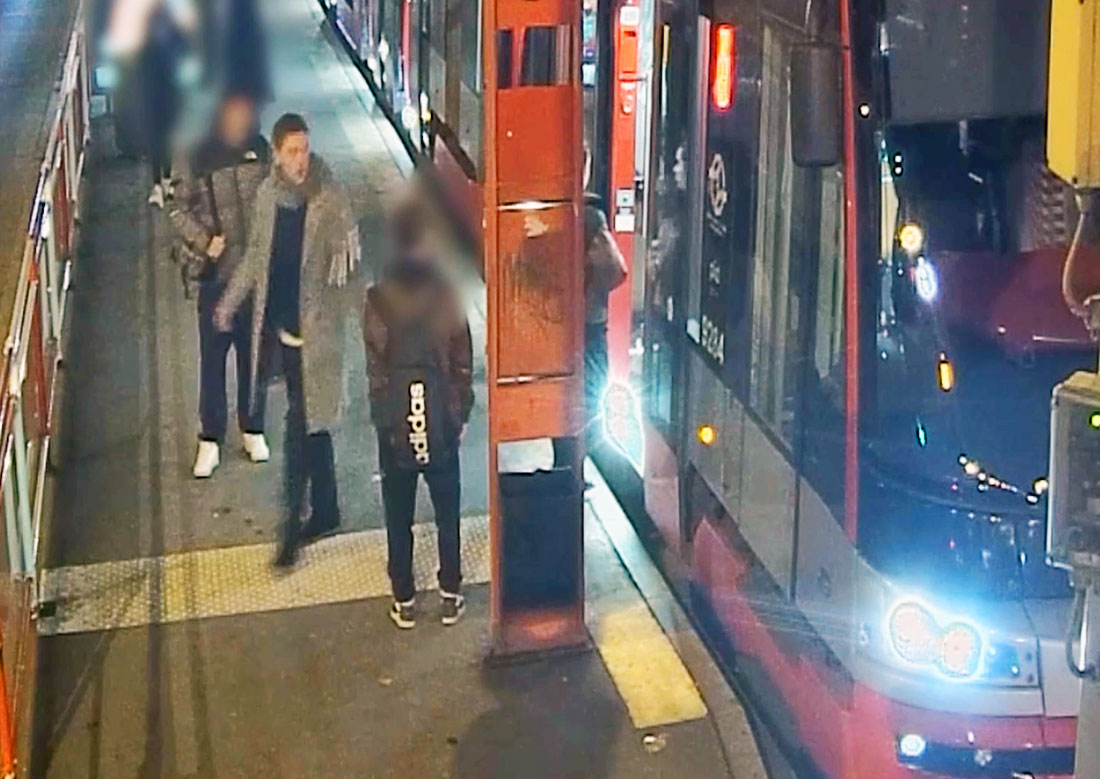 В Праге неизвестный выбил зубы пассажиру, заступившемуся за детей: видео