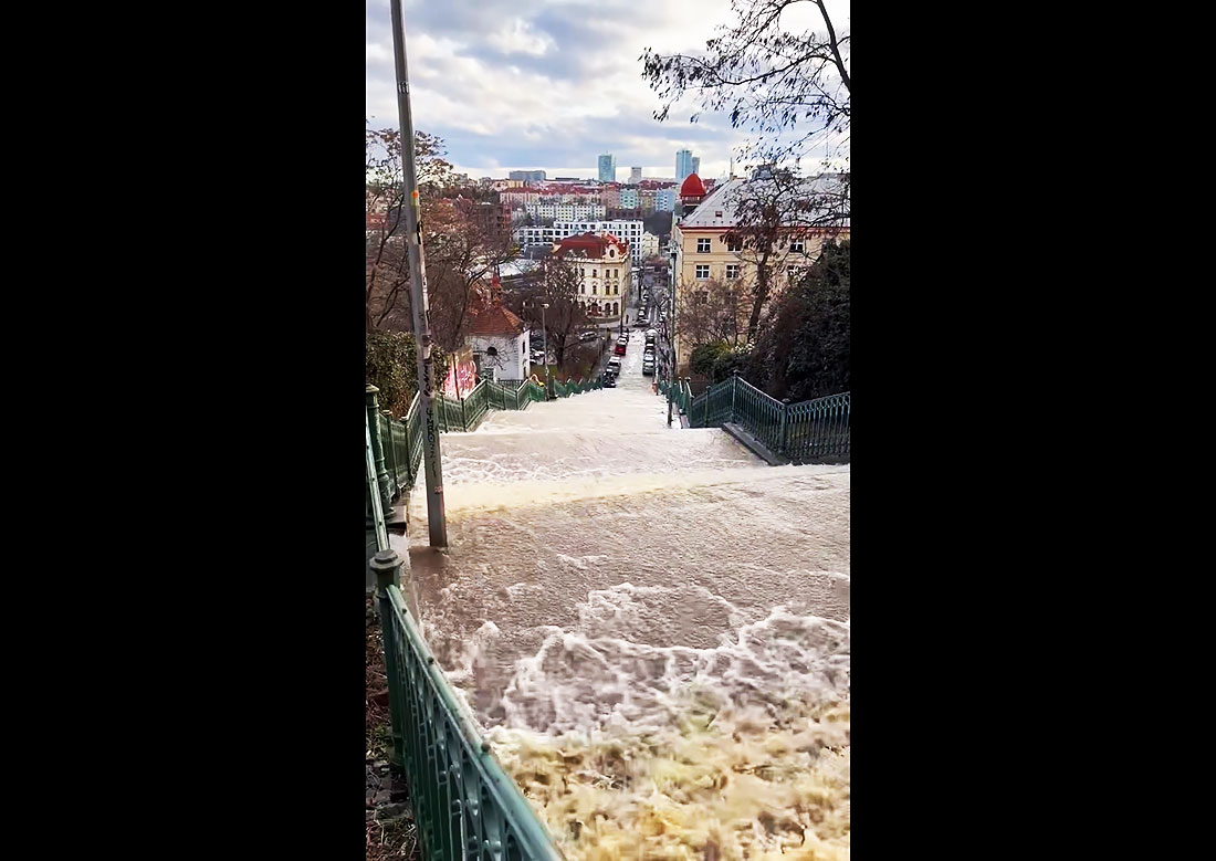 Знаменитая лестница в Праге превратилась в водопад: видео