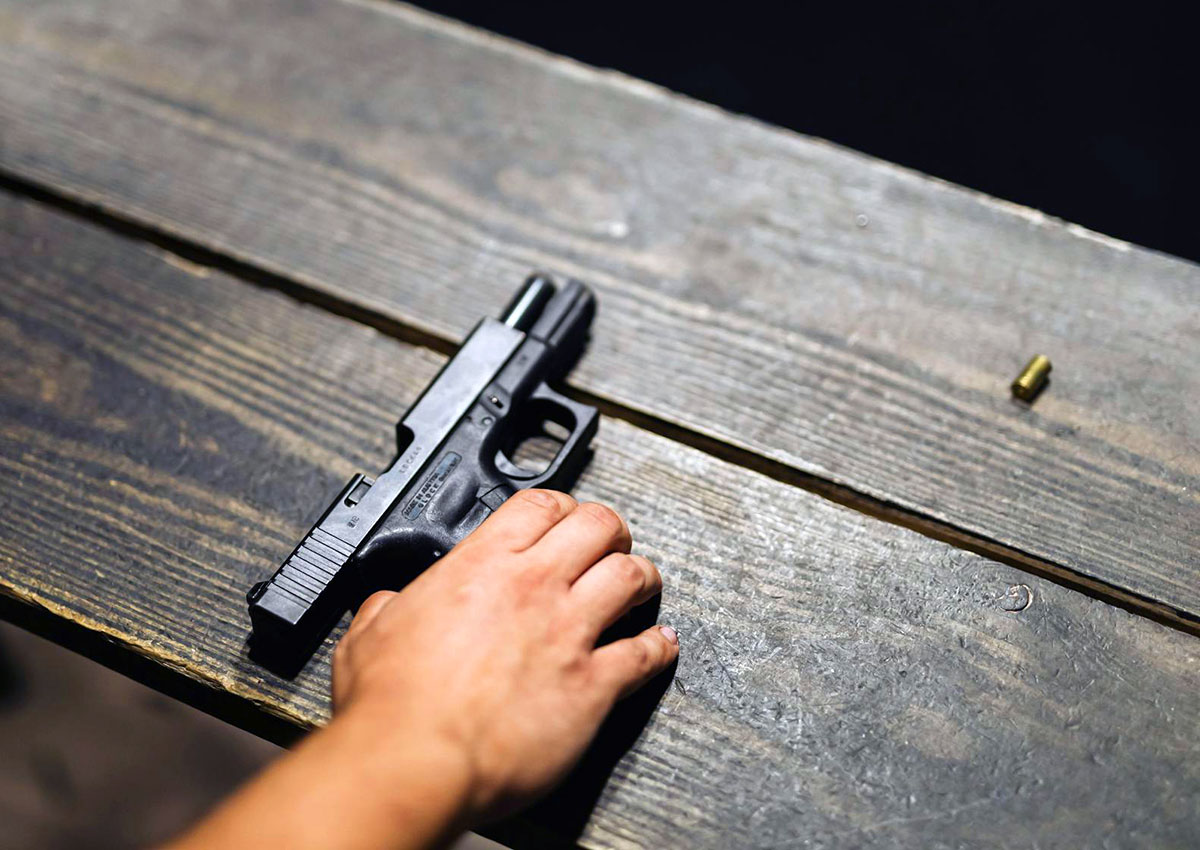 В Праге молодой украинец пришел в тир и попытался застрелиться