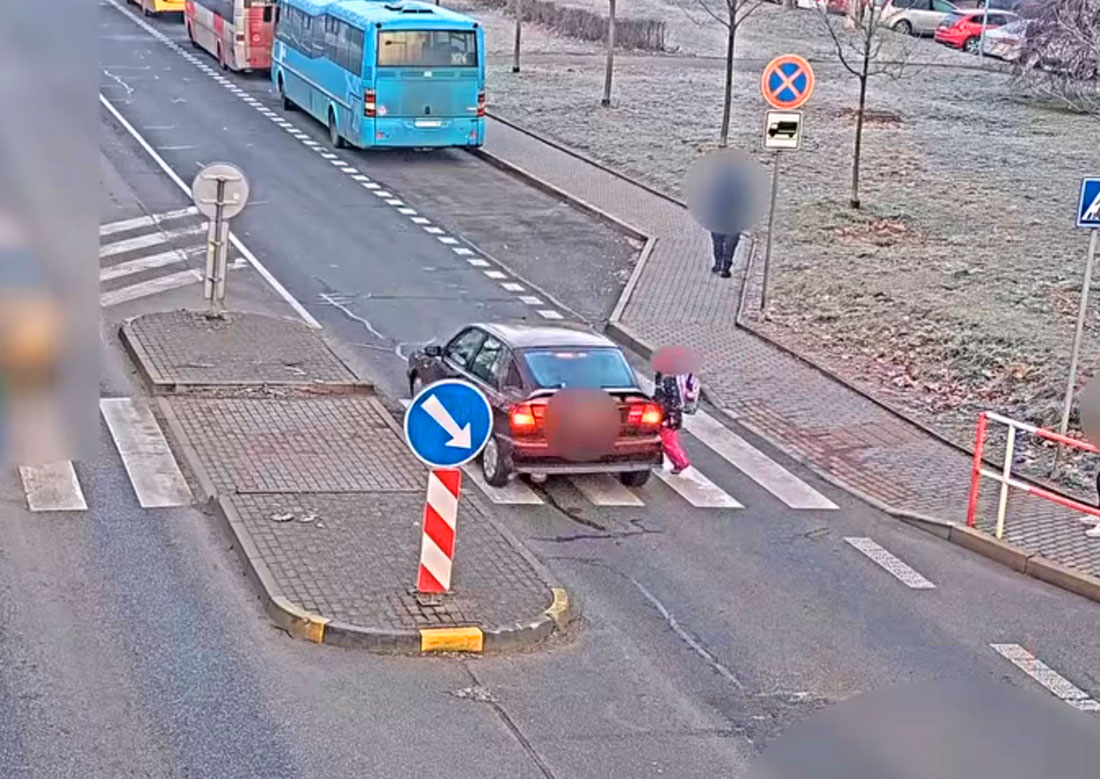 В Чехии водитель едва не сбил ребенка на «зебре»: видео