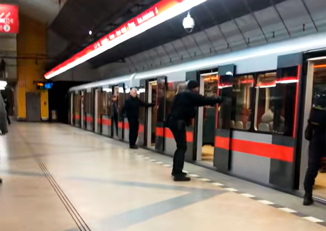 «Россия выиграет и все умрут»: мужчина угрожал ножом пассажирам метро в Праге