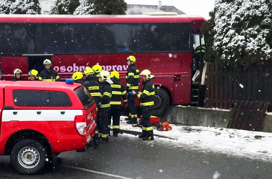 В Праге автобус въехал в забор частного дома