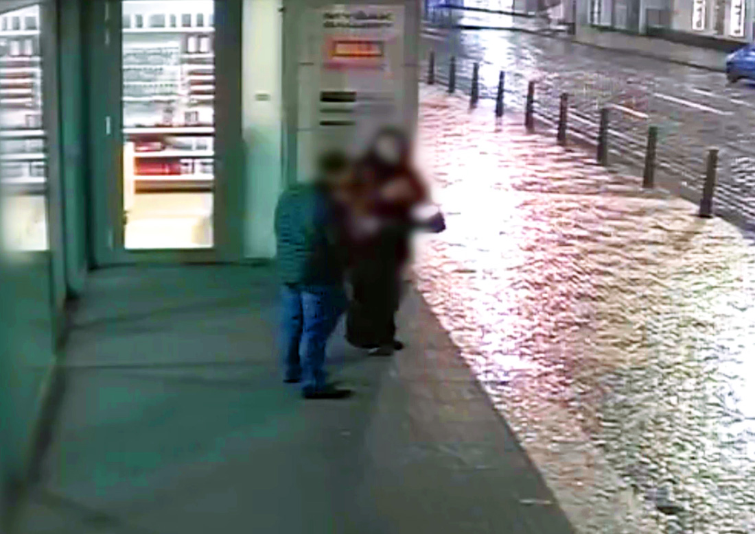 В Праге женоненавистник избил двух незнакомых девушек на улице: видео