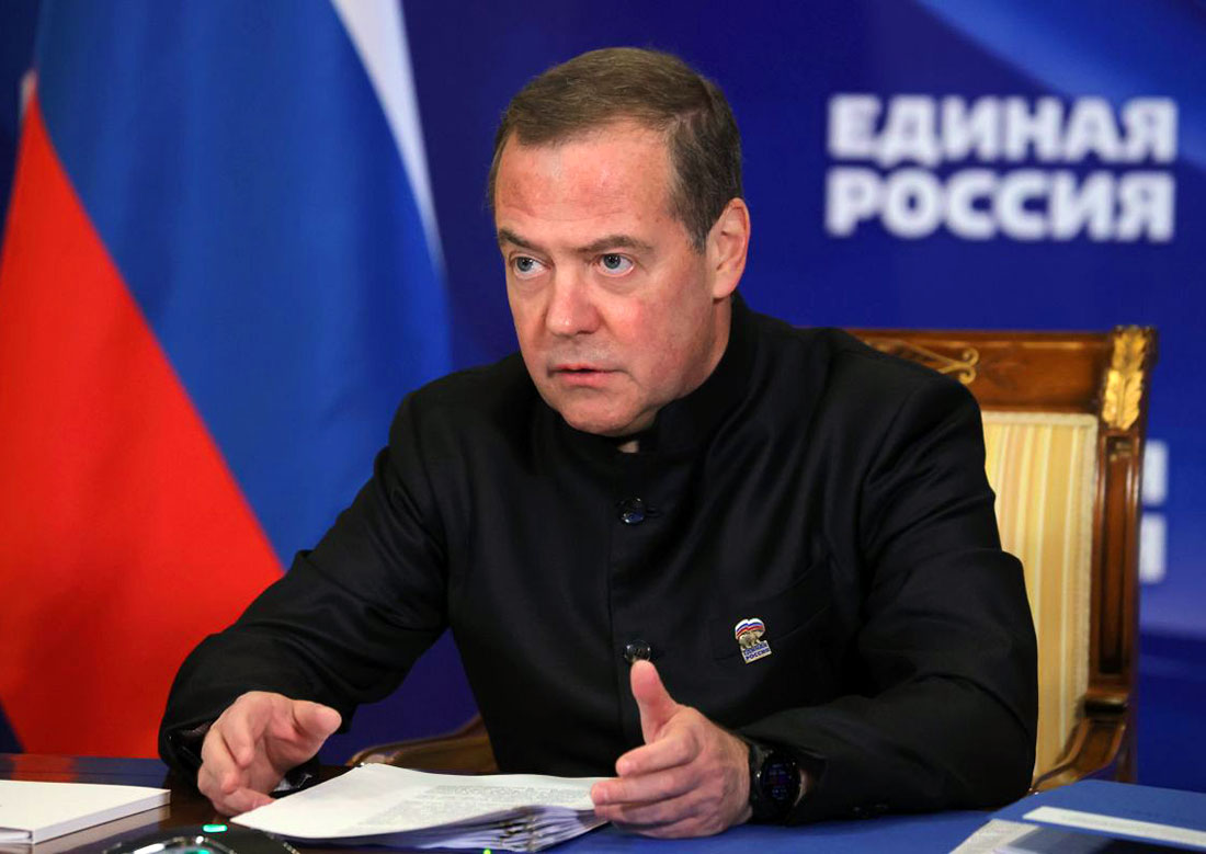 Медведев оскорбил и пожелал смерти чешскому сенатору из-за фейкового поста