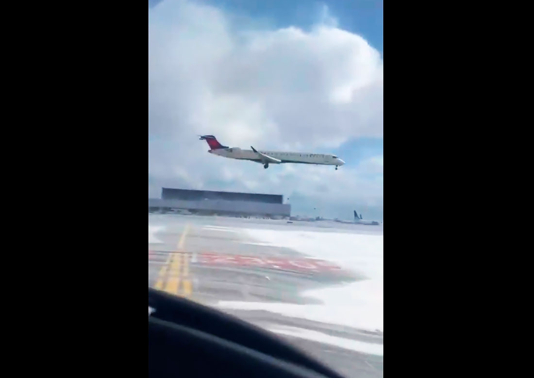 Появилось видео момента крушения самолета в Торонто