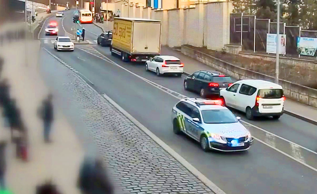 В Праге полиция помогла добраться до больницы отцу с годовалым сыном: видео