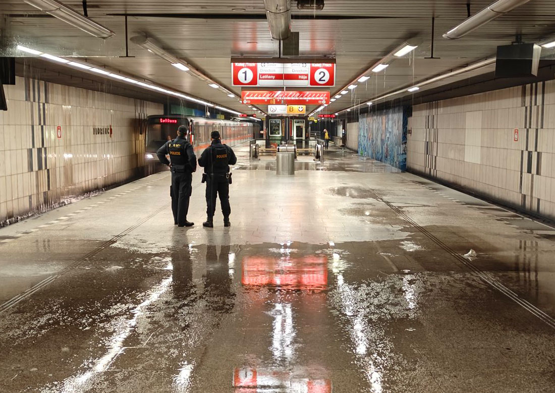 В Праге из-за протечки воды закрыли станцию метро: видео