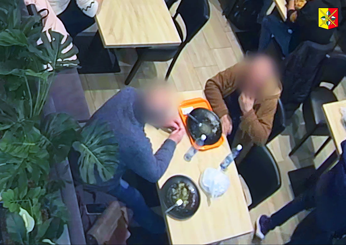 Почему нельзя вешать куртку на стул в ресторане: наглядное видео из Праги