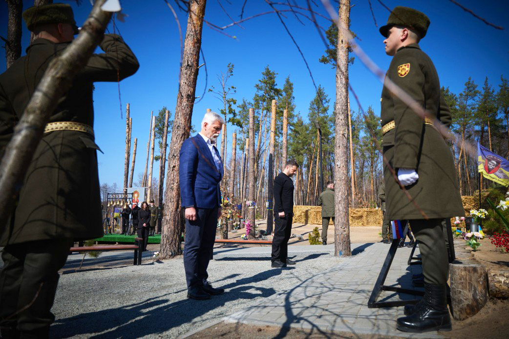 Президент Чехии почтил память украинских военных в Киевской области: видео