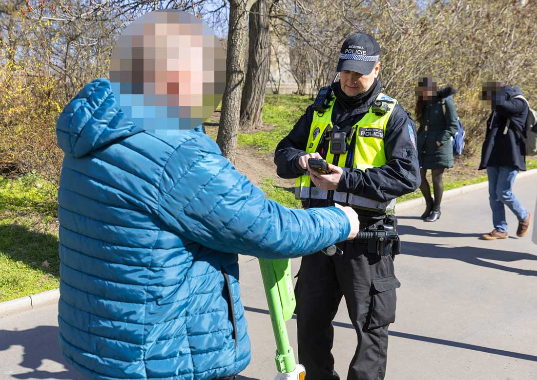 В Праге полиция устроила массовую проверку самокатчиков и велосипедистов: видео