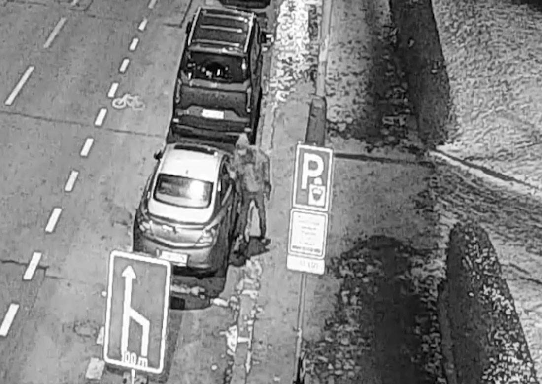 Неудачная кража из припаркованного авто в Праге попала на видео