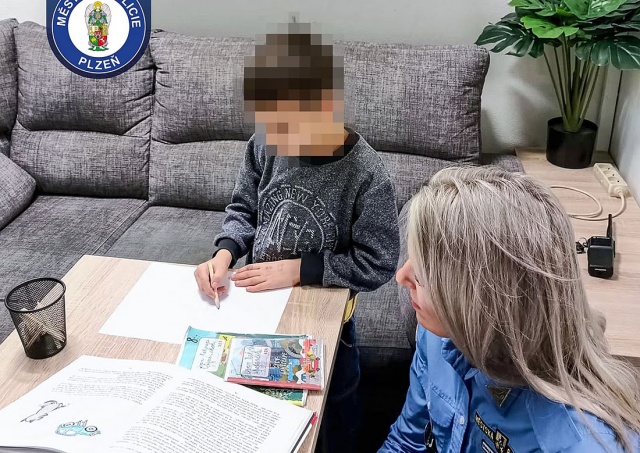 В Чехии 8-летний мальчик проспал остановку по пути в школу. Помогла пассажирка